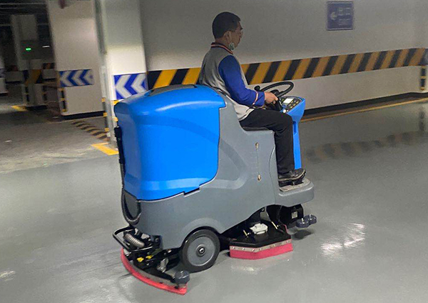 手推式洗地機與駕駛式洗地機的區別