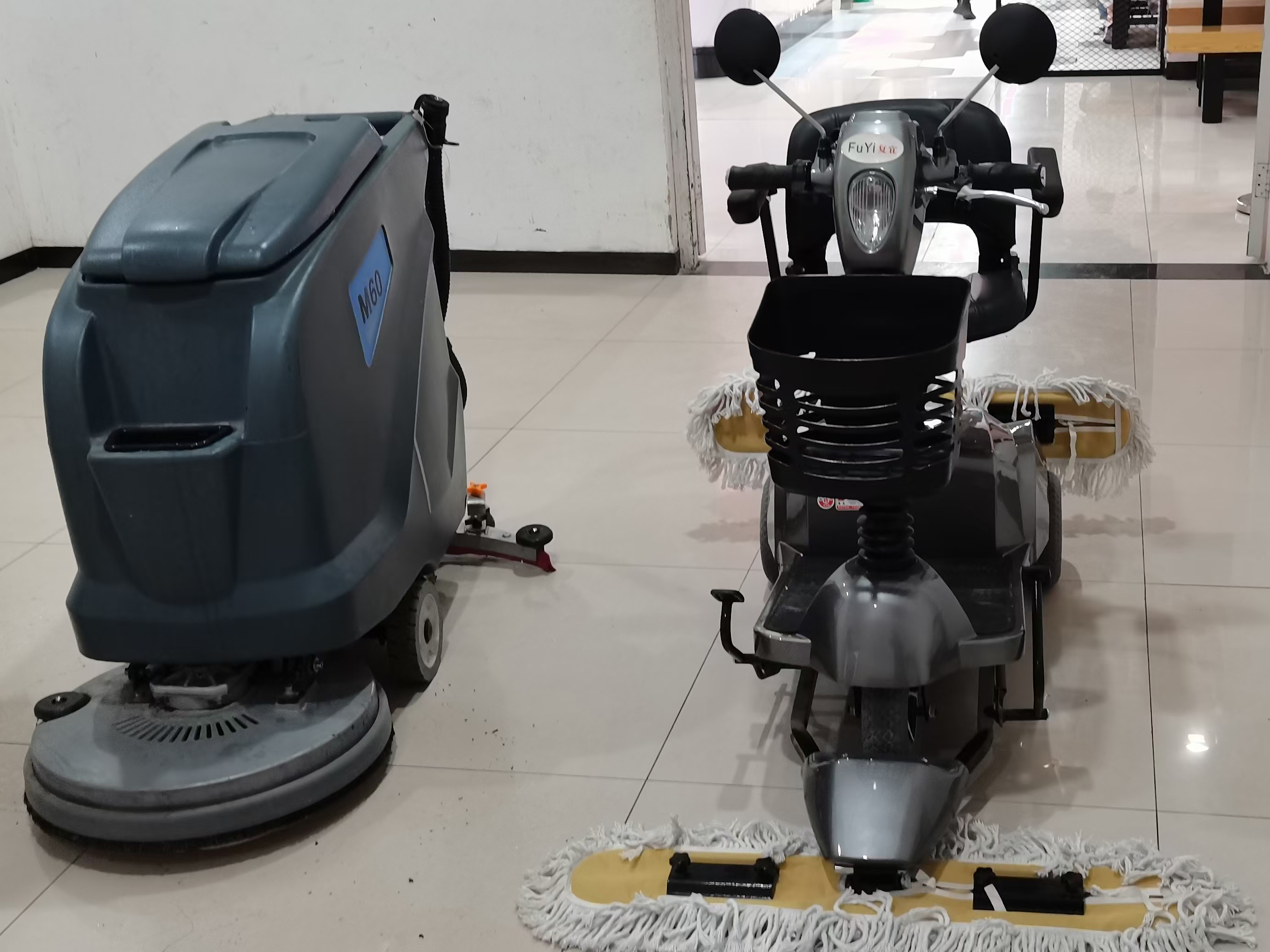 西安大型商城廣場采購洗地機(jī)與塵推車選擇了高樂美公司